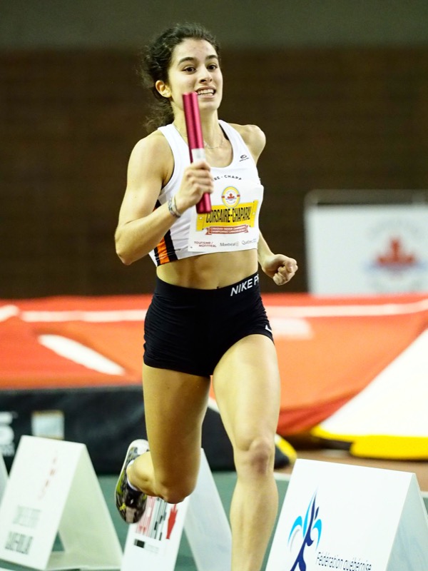 Mélissa Bitar en action lors du relais 4x200 mètres féminin U18. (Photo : Louis-Olivier Brassard)